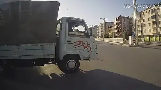 Elazığ'da 9 kişinin yaralandığı kaza güvenlik kamerasına yansıdı