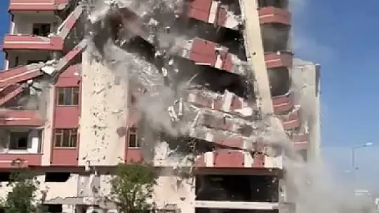 Elazığ'da ağır hasarlı bina, tek dokunuşla yerle bir oldu