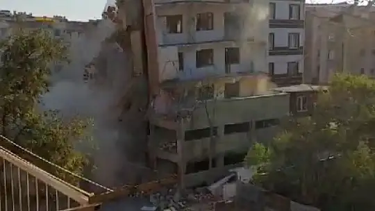Elazığ'da ağır hasarlı bina tek dokunuşta yerle bir oldu