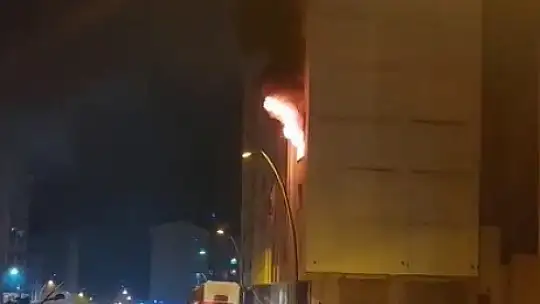 Elazığ'da ağır hasarlı binada yangın