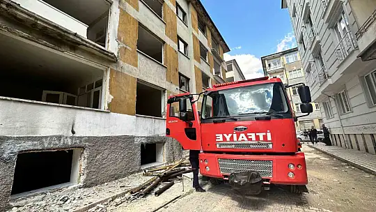 Elazığ'da ağır hasarlı binada korkutan yangın