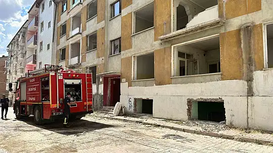 Elazığ'da ağır hasarlı binada korkutan yangın