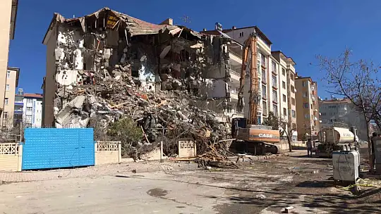 Elazığ'da ağır hasarlı binaların yıkımları sürüyor