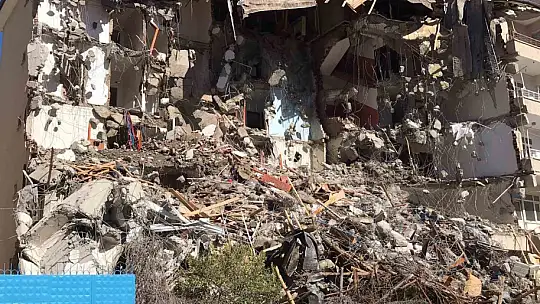 Elazığ'da ağır hasarlı binaların yıkımları sürüyor