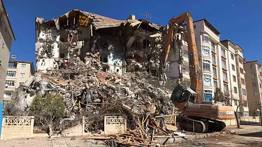 Elazığ'da ağır hasarlı binaların yıkımları sürüyor