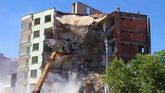 Elazığ'da ağır hasarlı binaların yıkımı devam ediyor
