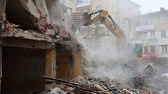 Elazığ'da ağır hasarlı yapıların yıkımı sürüyor