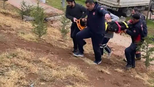 Elazığ'da akıllara durgunluk veren kaza: Kupası açılan kamyonet çocuk parkına daldı