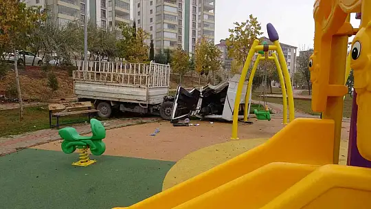Elazığ'da akıllara durgunluk veren kaza: Kupası açılan kamyonet çocuk parkına daldı