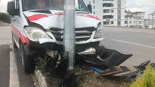 Elazığ'da ambulans aydınlatma direğine çaptı