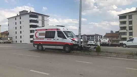 Elazığ'da ambulans aydınlatma direğine çaptı