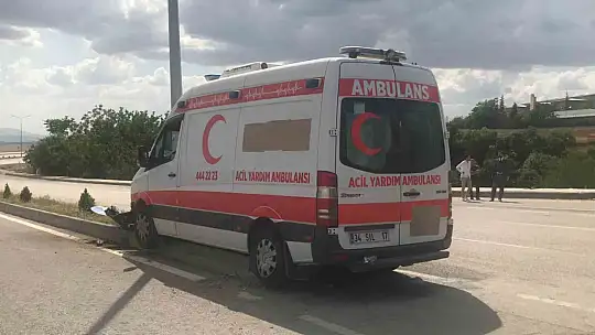 Elazığ'da ambulans aydınlatma direğine çaptı