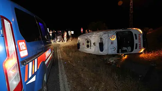 Elazığ'da ambulans şarampole devrildi: 3 yaralı