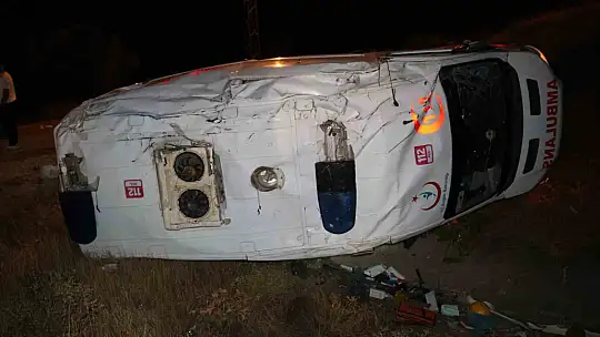 Elazığ'da ambulans şarampole devrildi: 3 yaralı