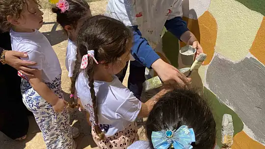 Elazığ'da anaokulu öğrencilerinden yürekleri ısıtan davranış