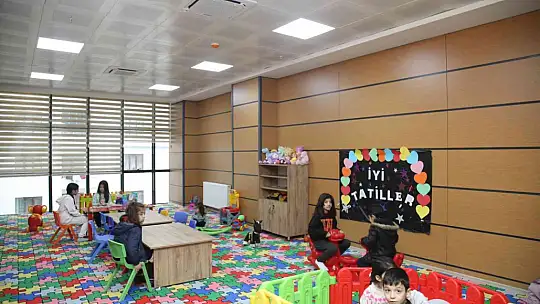 Elazığ'da anne ve çocuklarına ebru etkinliği