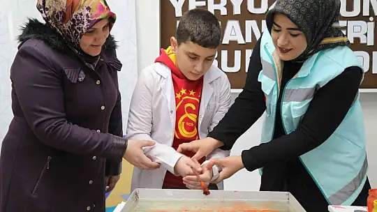 Elazığ'da anne ve çocuklarına ebru etkinliği
