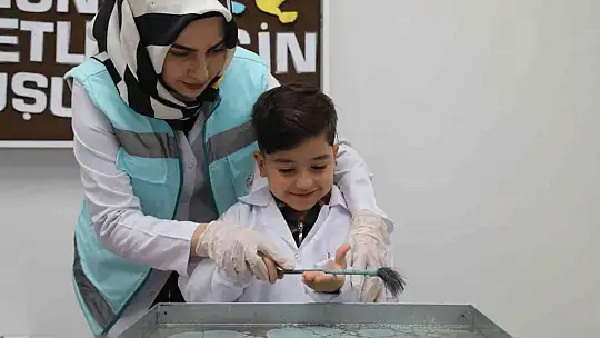 Elazığ'da anne ve çocuklarına ebru etkinliği