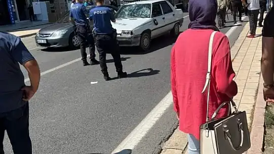 Elazığ'da araç yayalara çarptı: 2 yaralı