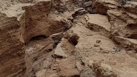 Elazığ'da aşırı yağışlar sonrası köy yolu yarıldı