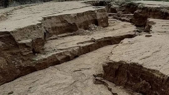Elazığ'da aşırı yağışlar sonrası köy yolu yarıldı