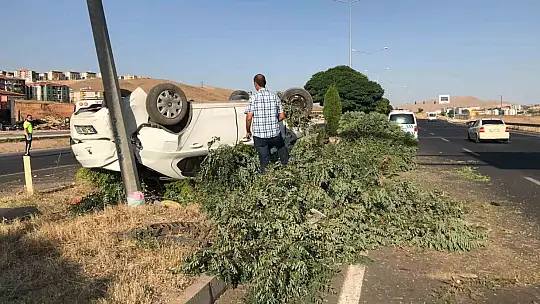 Elazığ'da aydınlatma direğine çarpan otomobil takla attı: 4 yaralı