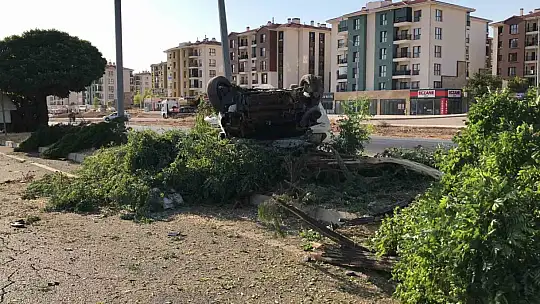 Elazığ'da aydınlatma direğine çarpan otomobil takla attı: 4 yaralı