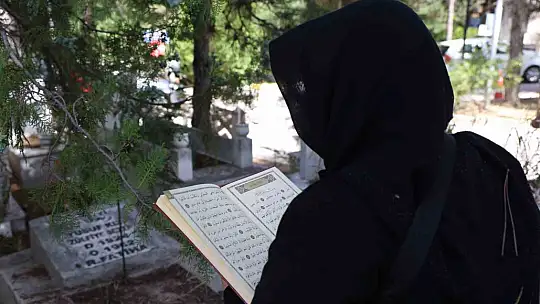 Elazığ'da bayram arefesinde kabir ziyareti