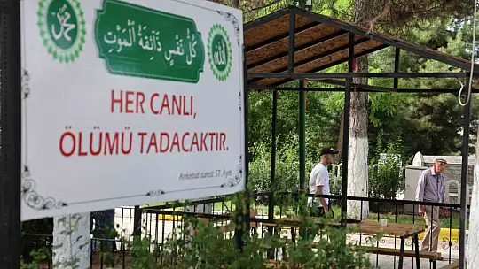 Elazığ'da bayram arefesinde kabir ziyareti