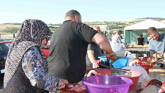 Elazığ'da bayram namazından çıkan vatandaşlar, kurbanlarını kesti