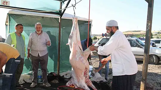 Elazığ'da bayram namazından çıkan vatandaşlar, kurbanlarını kesti