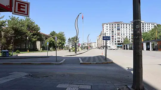 Elazığ'da bayram tatilinin ilk gününde yollar ve caddeler boş kaldı