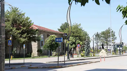 Elazığ'da bayram tatilinin ilk gününde yollar ve caddeler boş kaldı