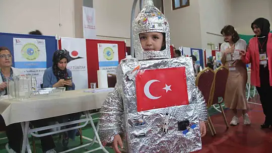 Elazığ'da bilim şenliği renkli görüntüler oluşturdu