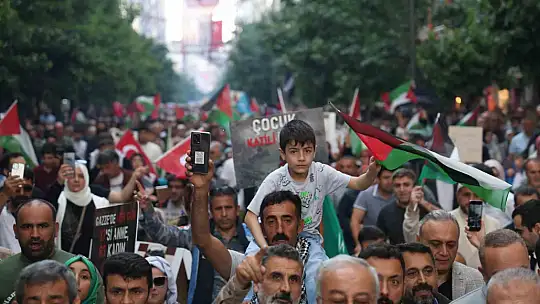 Elazığ'da binlerce kişi Filistin için yürüdü