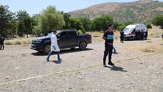 Elazığ'da bir araç içerisinde 2 kişi ölü bulundu