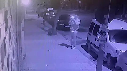 Elazığ'da bir garip olay: Biri kırdı, diğeri kaydetti