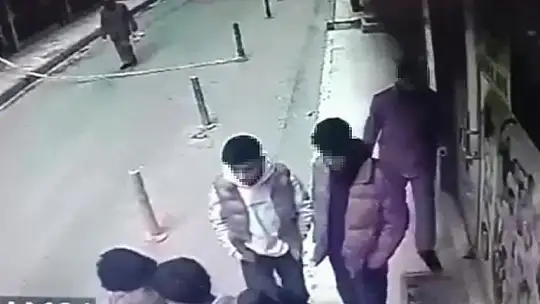 Elazığ'da bir şahıs tartıştığı kişiyi bıçaklayıp kaçtı: O anlar kamerada