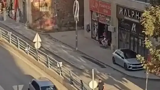 Elazığ'da cadde ortasında silahlı kavga kamerada