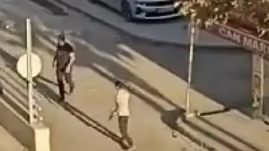 Elazığ'da cadde ortasında silahlı kavga kamerada