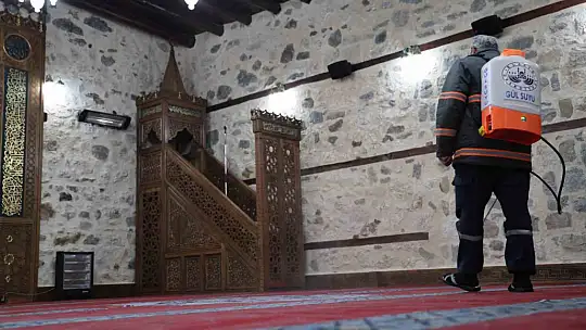 Elazığ'da camiler gül suyu ile yıkanıyor