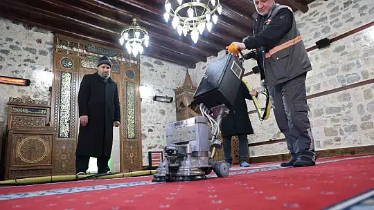 Elazığ'da camiler gül suyu ile yıkanıyor
