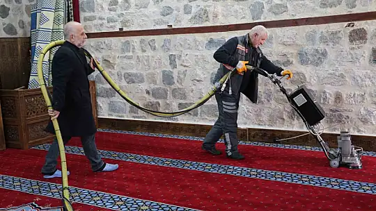 Elazığ'da camiler gül suyu ile yıkanıyor