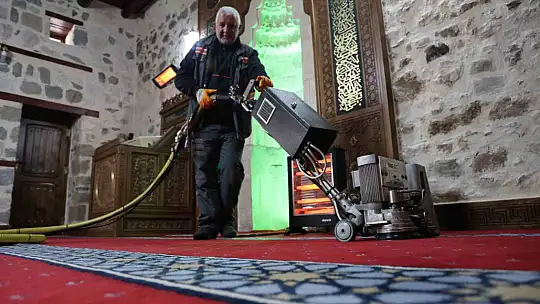 Elazığ'da camiler gül suyu ile yıkanıyor