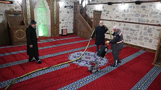 Elazığ'da camiler gül suyu ile yıkanıyor