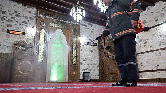 Elazığ'da camiler gül suyu ile yıkanıyor