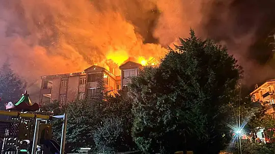 Elazığ'da çatı yangını, alevler gökyüzünü kapladı