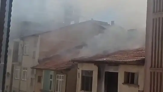 Elazığ'da çatı yangını, büyümeden söndürüldü