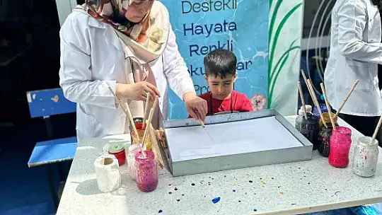 Elazığ'da çocuklar ebru sanatı ile tanıştı