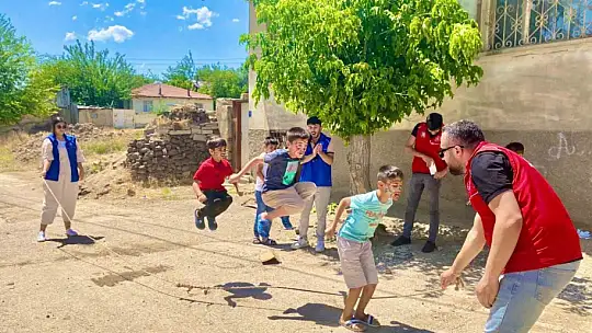 Elazığ'da çocuklar sokak oyunları ile keyifli anlar yaşadı